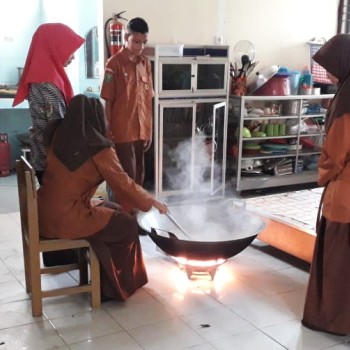 Praktek Tata Boga Siswa-siswi SMALB Negeri Rokan Hulu 